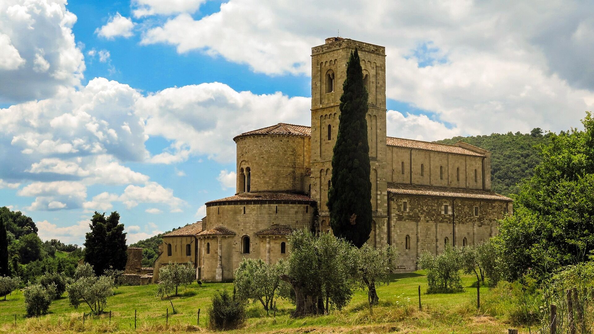castelnuovo-504299_1920